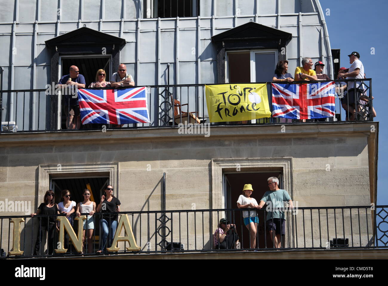 Tour de France 2012, Stufe 20.  Rambouillet nach Paris. 22. Juli 2012. Britische Fans zeigen Sie ihre Unterstützung von einem Hotelbalkon Stockfoto