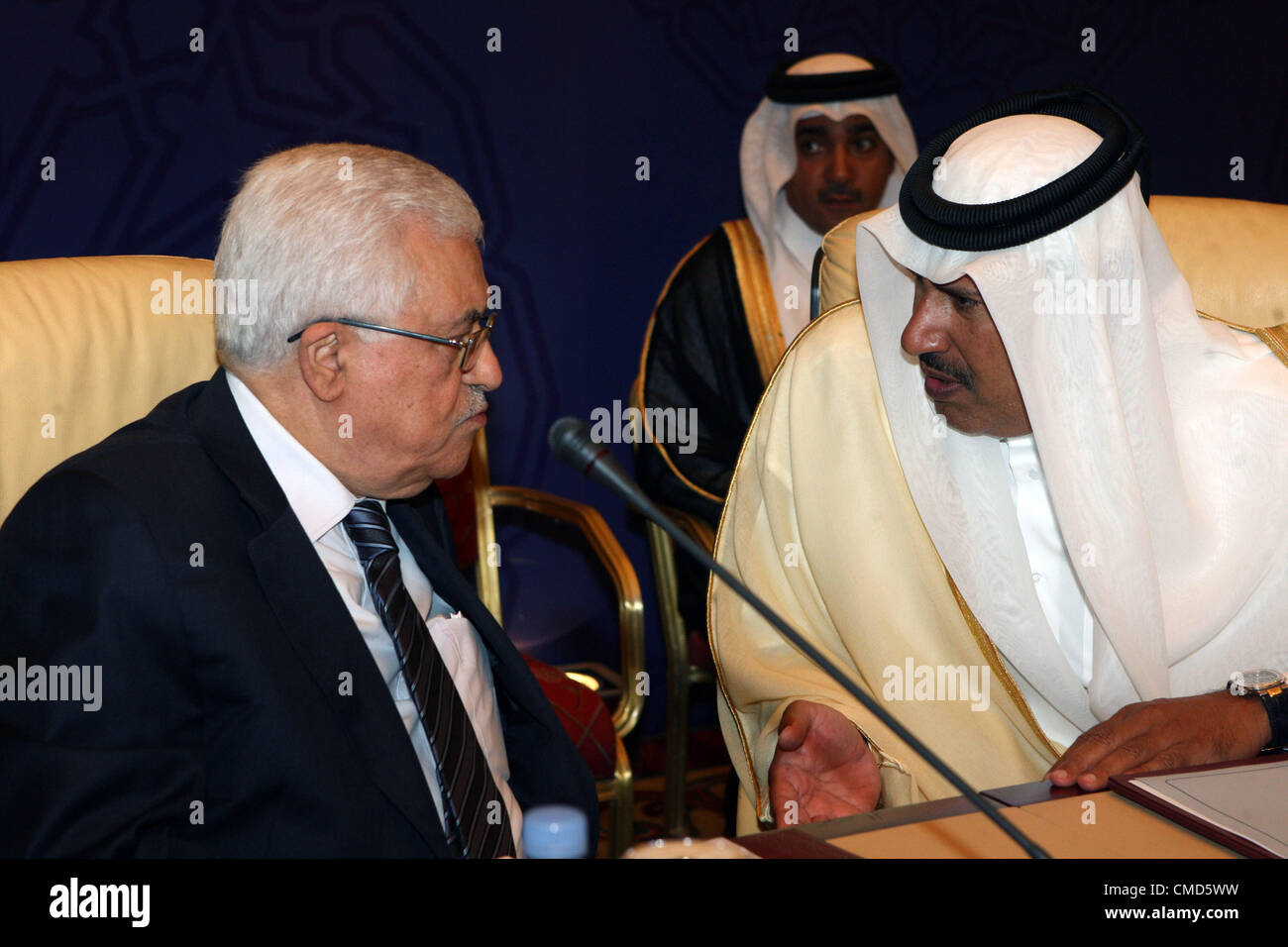 28. März 2008 - Doha, Doha, Katar - Palästinenserpräsident Mahmoud Abbas (Abu Mazen) spricht mit Katars Scheich Hamad bin Jassim bin al Thani, während arabische Monitoring Committee Meeting in Doha am 22. Juli 2012 (Credit-Bild: © Thaer Ganaim/APA Images/ZUMAPRESS.com) Stockfoto