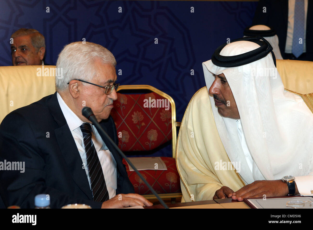 28. März 2008 - Doha, Doha, Katar - Palästinenserpräsident Mahmoud Abbas (Abu Mazen) spricht mit Katars Scheich Hamad bin Jassim bin al Thani, während arabische Monitoring Committee Meeting in Doha am 22. Juli 2012 (Credit-Bild: © Thaer Ganaim/APA Images/ZUMAPRESS.com) Stockfoto