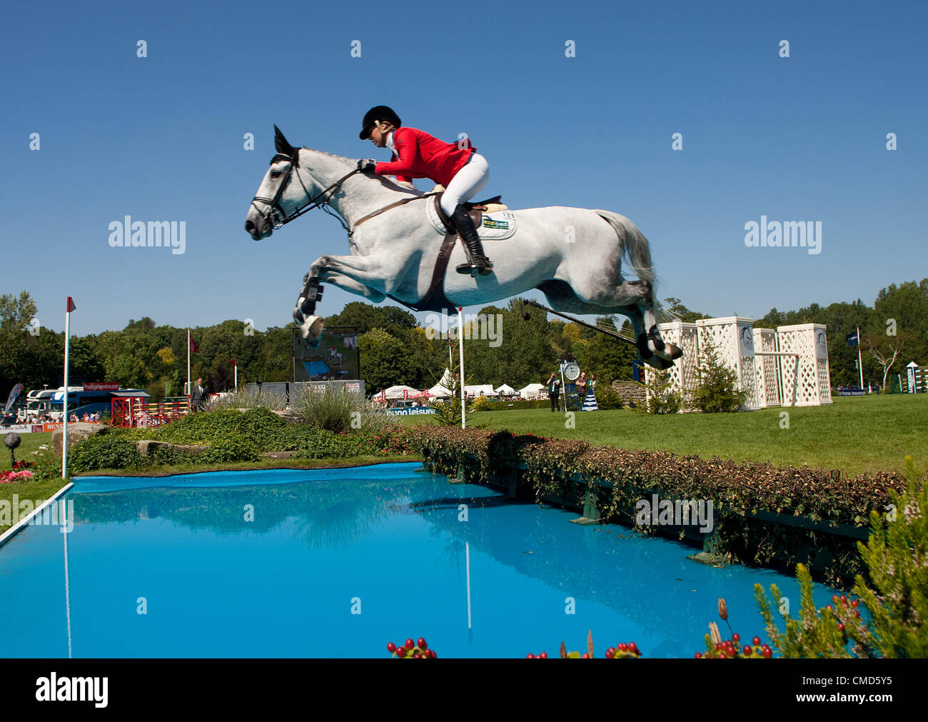 22.07.2012. der All England springen Platz Hickstead, England. Ellen Whitaker (GBR) Ximenain Reiten, während die Longines König George V Cup auf der Longines Royal International Horse Show. Stockfoto