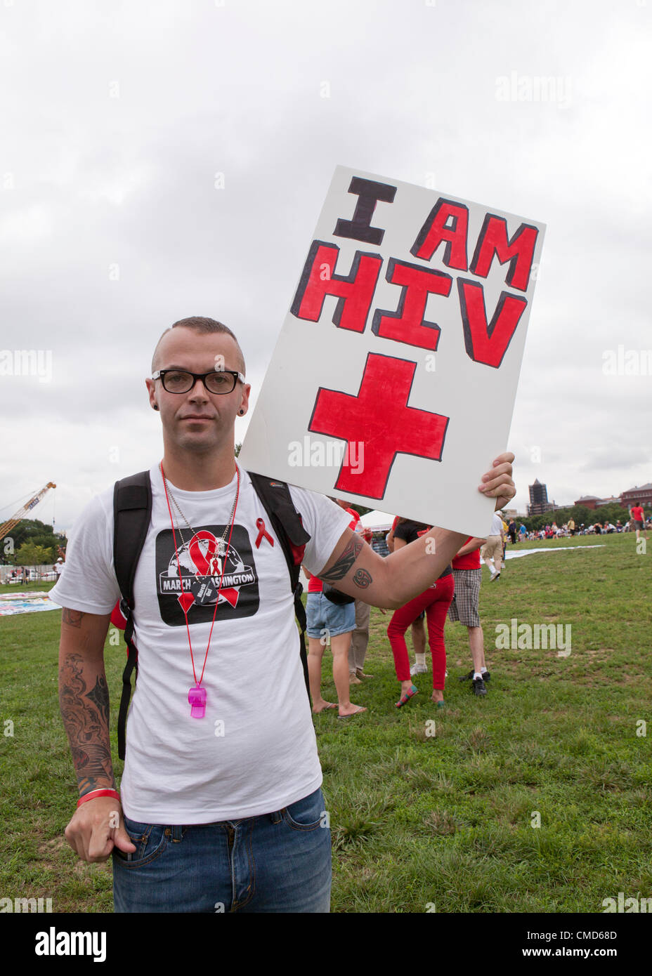 Ein Mann hält ein Schild, als er für den AIDS-Marsch in Washington, DC - 22. Juli 2012, Washington, DC USA bereitet Stockfoto