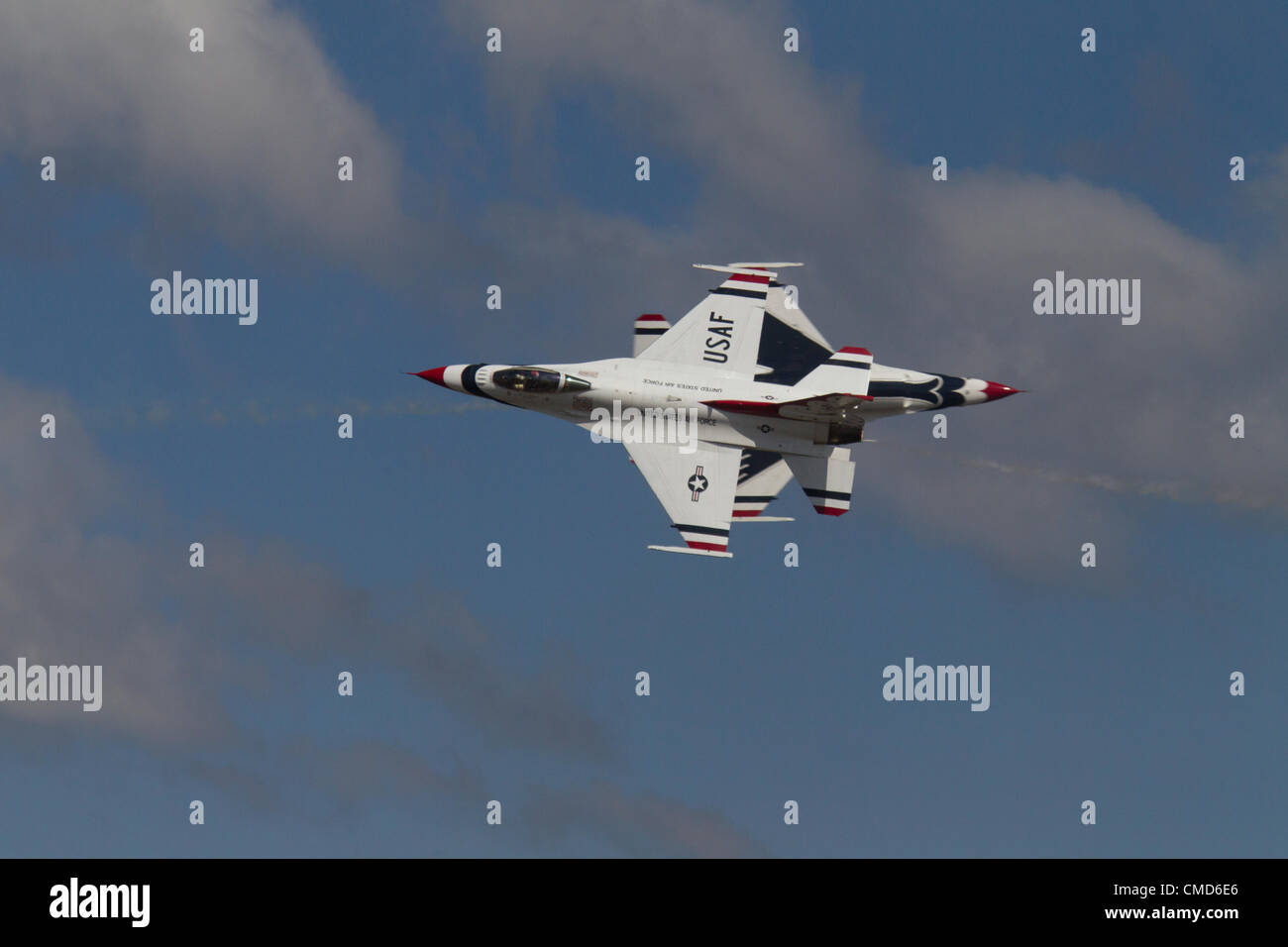 Opposing Knife-Edge Pass Manöver, Basis USAF Thunderbirds Air Demonstration Squadron, F-16 C Fighting Falcons, Joint Lewis-McChord Air Expo, McChord Field, Tacoma, Washington, 21. Juli 2012 Stockfoto