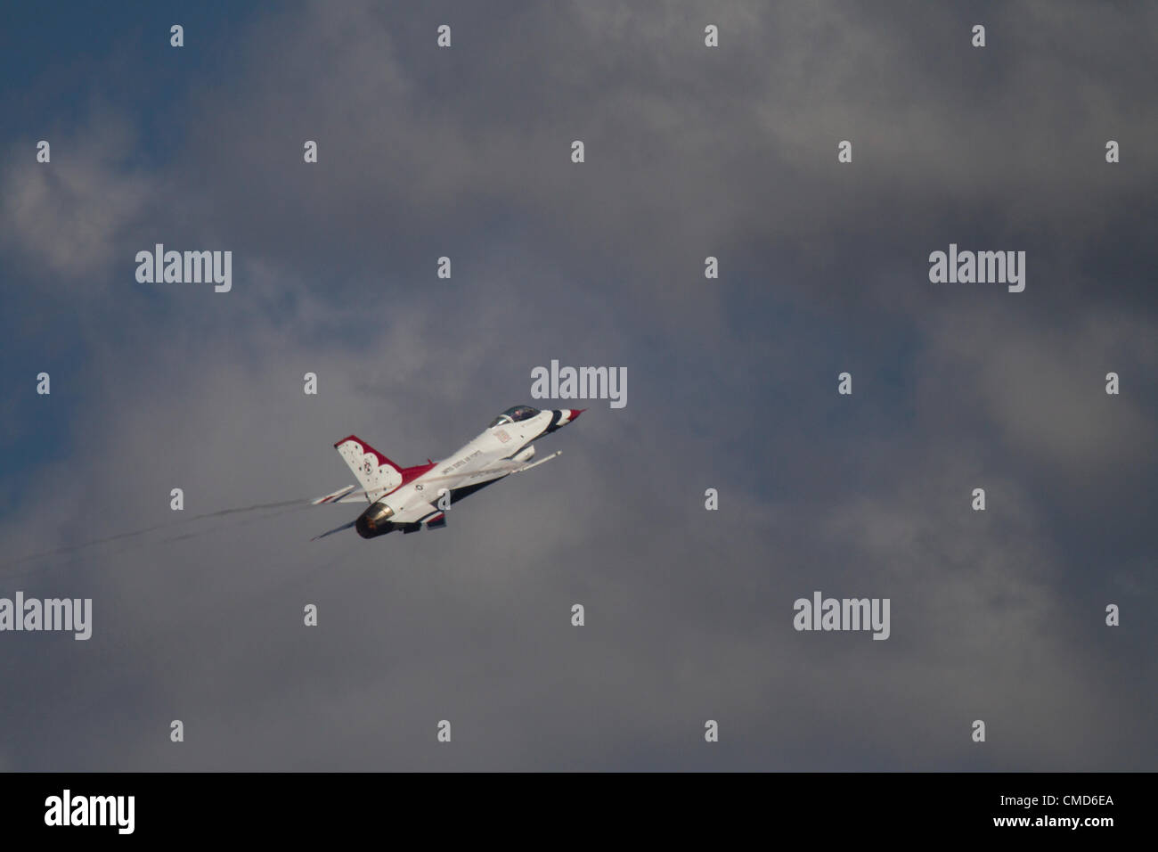 USAF Thunderbirds Air Demonstration Squadron, F - 16C Fighting Falcons Joint Base Lewis-McChord Air Expo, McChord Field, Tacoma, Washington, 21. Juli 2012 Stockfoto