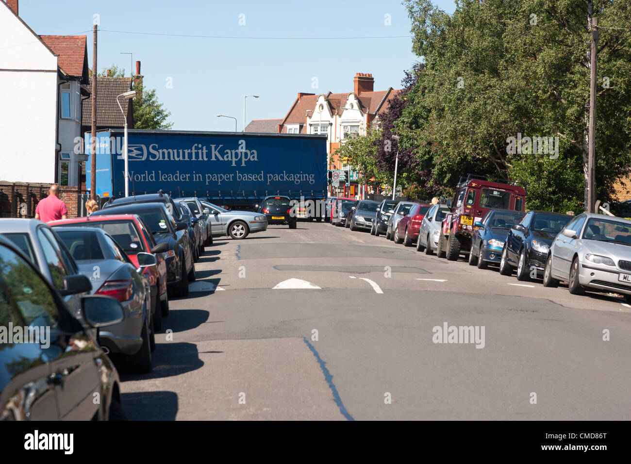 23. Juli 2012. Northampton. VEREINIGTES KÖNIGREICH. Christchurch Road fast eine Stunde lang von einem Smurfit Kappa artikuliert LKW blockiert, weil ein falsch geparktes Auto an der Ecke zur Loyd Straße, musste die Polizei das Auto entfernt, so konnte der LKW Manövrieren und klar die Straße Stockfoto