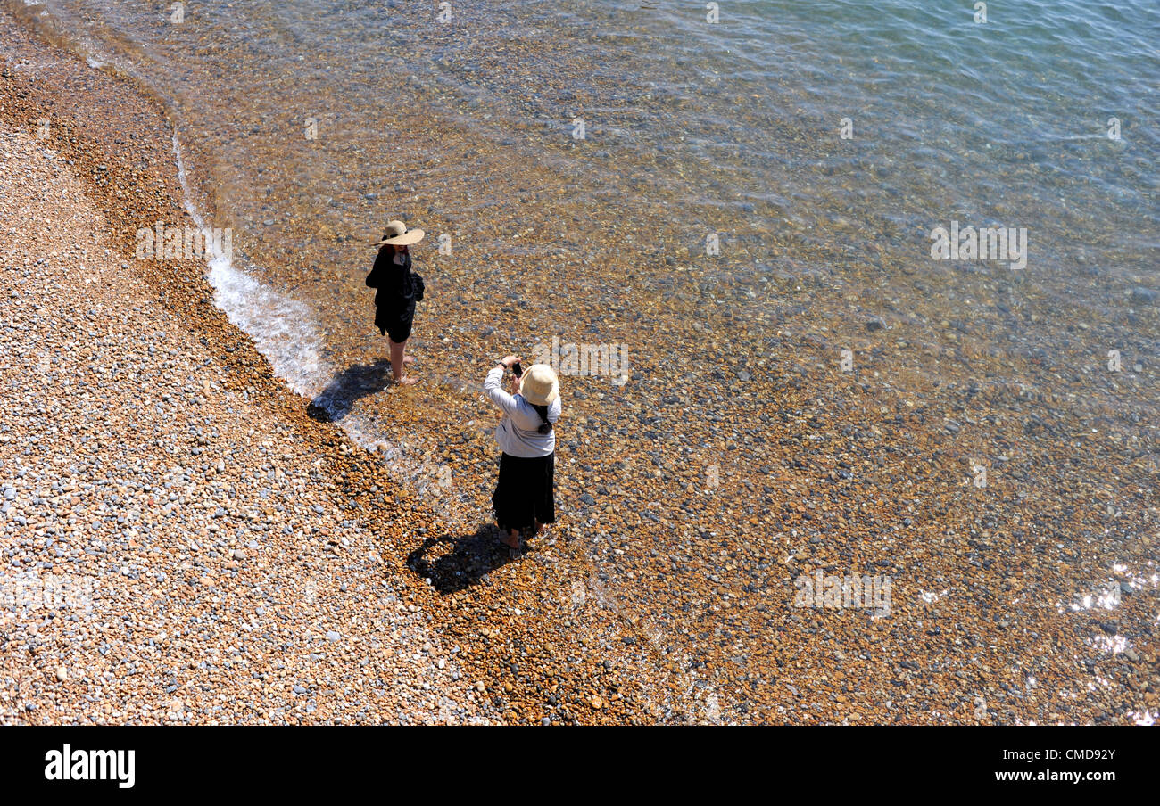 Brighton UK 23. Juli 2012 - diese Damen genießen eine Paddel wie sie gegenseitig fotografieren auf Brighton Strand heute als Sommer endlich kommt Stockfoto