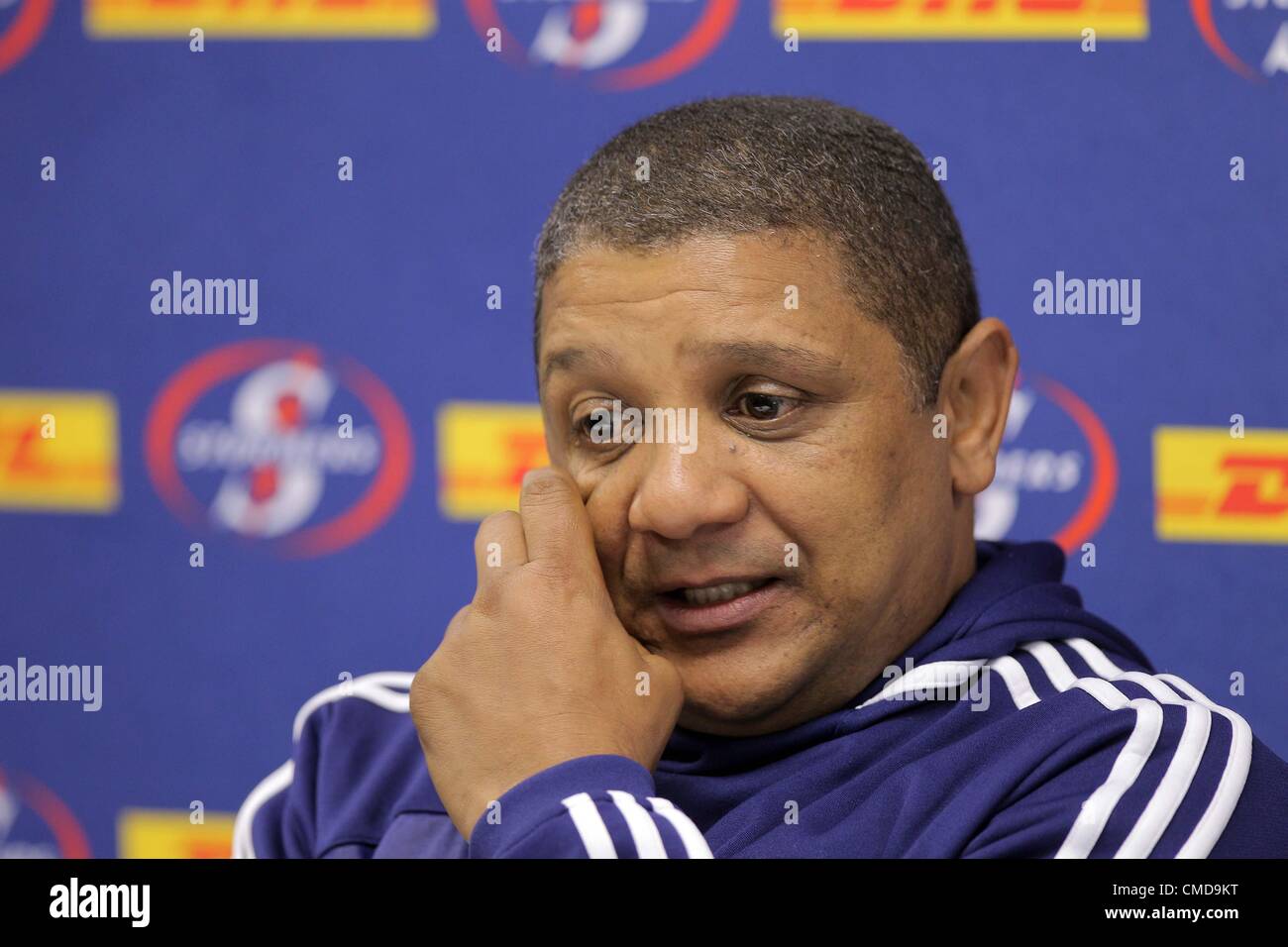 CAPE TOWN, SOUTH AFRICA - Stormers Trainer Allister Coetzee während der DHL Stormers Trainingseinheit an der High Performance Center in Bellville am 23. Juli 2012 in Kapstadt, Südafrika-Foto von Carl Fourie / Gallo Images Stockfoto