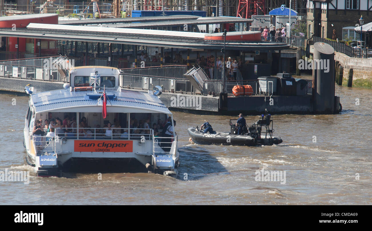 London, England, Vereinigtes Königreich. Montag, 23. Juli 2012. Ein Mann heute, Montag, 23. Juli, tauchte aus Tower Bridge in der Themse und gingen zum Baden. Er war schnell von der Polizei eingefangen und verhaftet. Als er in einem Polizei-Jolle weggenommen wurde, winkte er den Zuschauern offenbar unverletzt. Stockfoto