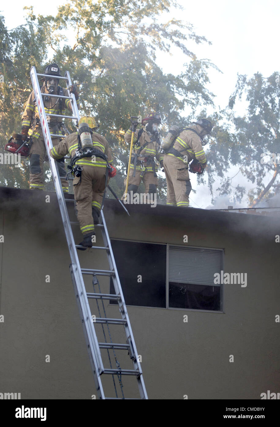 21. Juli 2012 - Modesto, CA, USA - eine Wohnung Feuer auf Robertson Rd in Modesto CA zerstört mehrere Wohnungen 21. Juli 2012. (Kredit-Bild: © Marty Bicek/ZUMAPRESS.com) Stockfoto