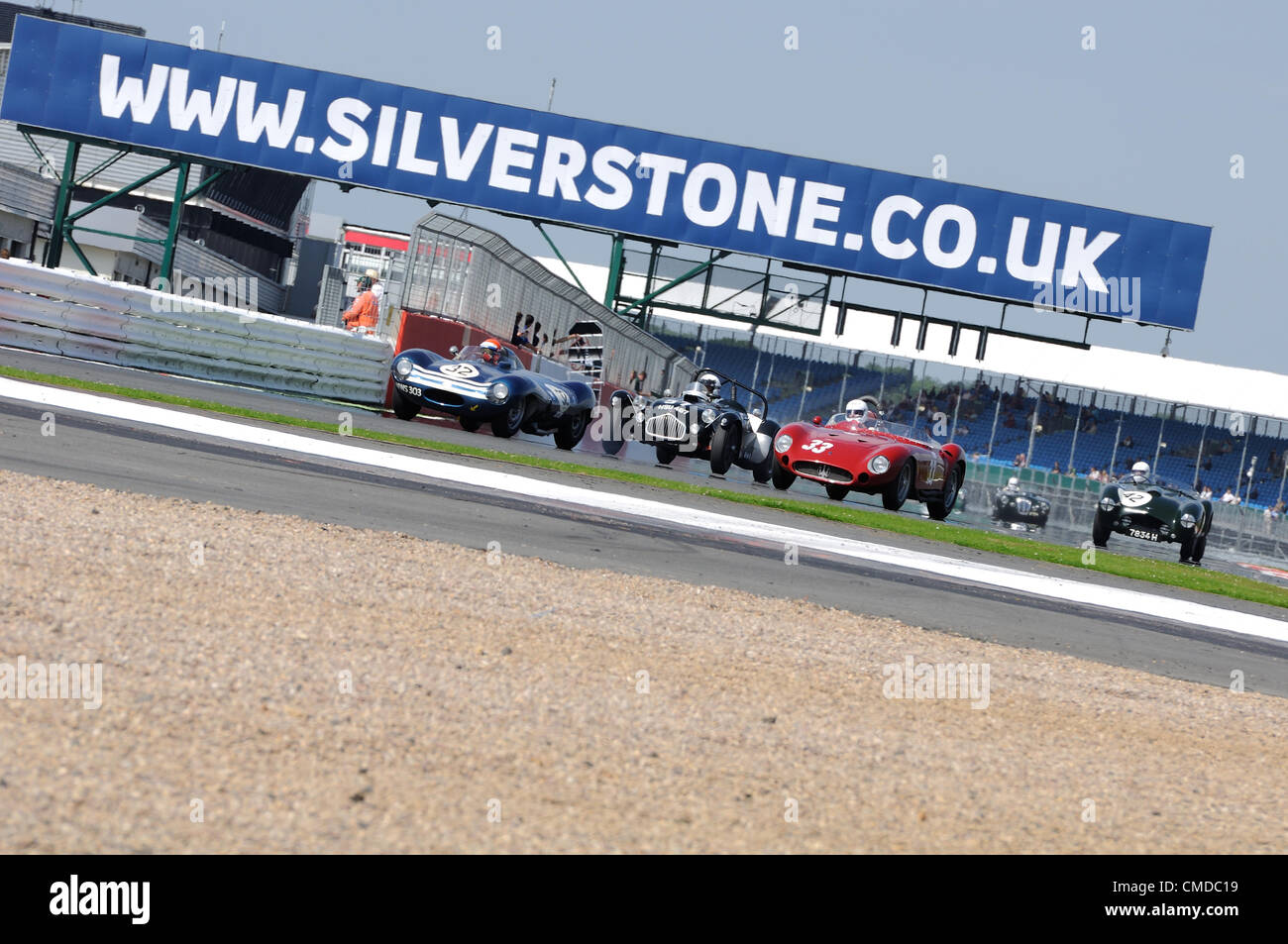 22. Juli 2012, Silverstone im Vereinigten Königreich.  Drei Autos kämpfen für Position während der Woodcote Trophy für Pre 56 Sportwagen-Rennen in Silverstone Classic 2012 Stockfoto