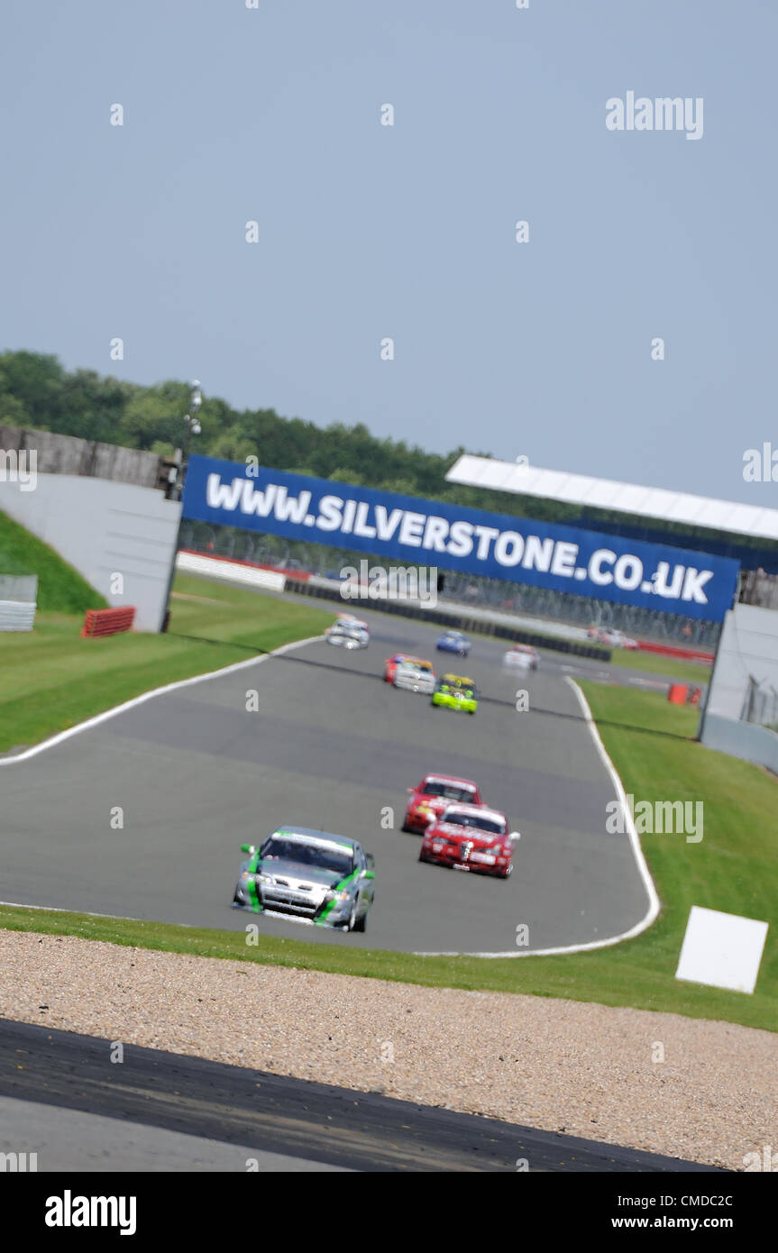 22. Juli 2012, Silverstone im Vereinigten Königreich.  Die Autos zu bekämpfen die Hangar Straight während der Fujifilm Tourenwagen Trophäe 1970 - 2000 Rennen in Silverstone Classic 2012 Stockfoto