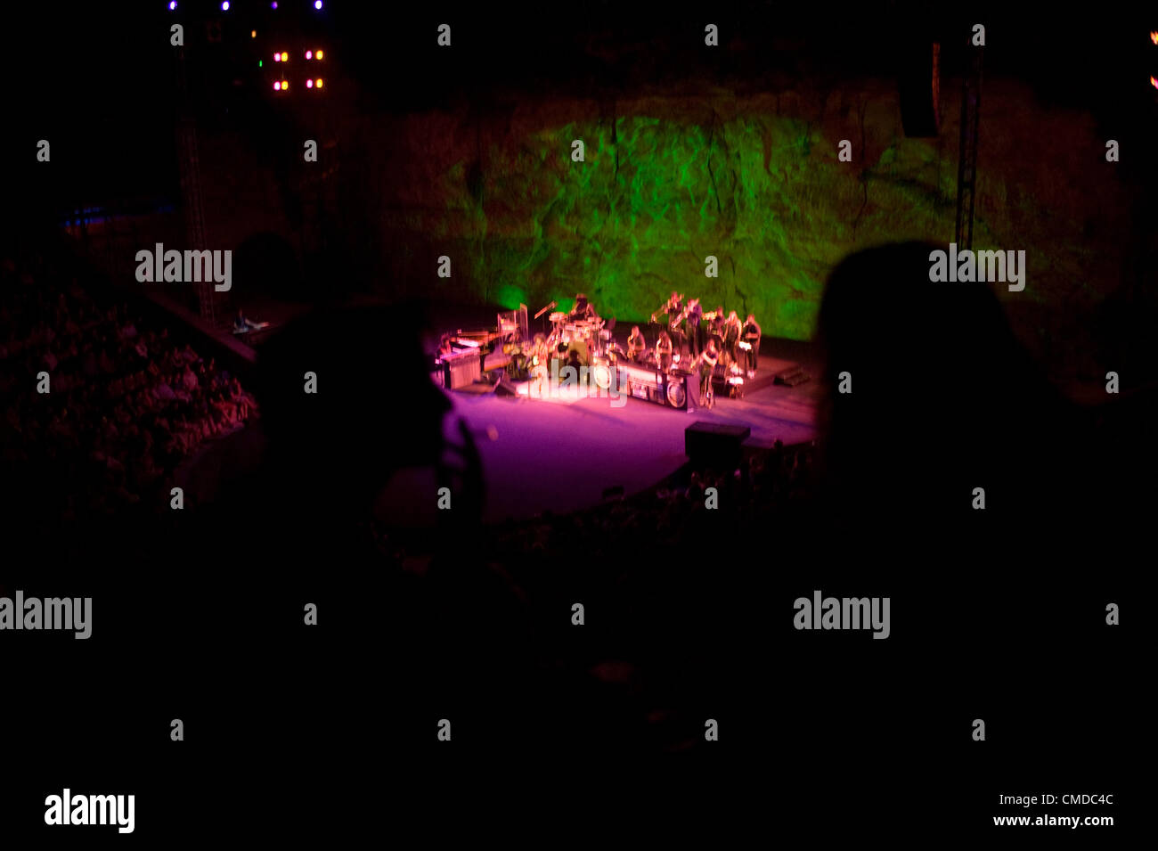 23 Juli, 2012-Barcelona, Spanien. Zuschauer das Konzert. Jazz-Sängerin Esperanza Spalding hat vor etwa 1200 Menschen an dem Festival Grec Barcelona durchgeführt. Stockfoto