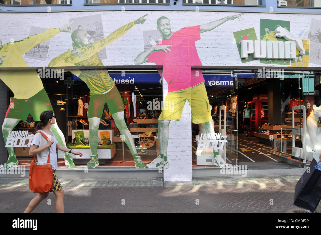 Carnaby Street, London, UK. 24. Juli 2012. Der Puma Store verwendet eine Usain Bolt-Thema, wie viele Geschäfte im Zentrum von London eine olympische haben und Sport-Themen, einige vermeiden den Einsatz von 2012 Logo und Formulierung wegen strengen branding Fragen. Stockfoto