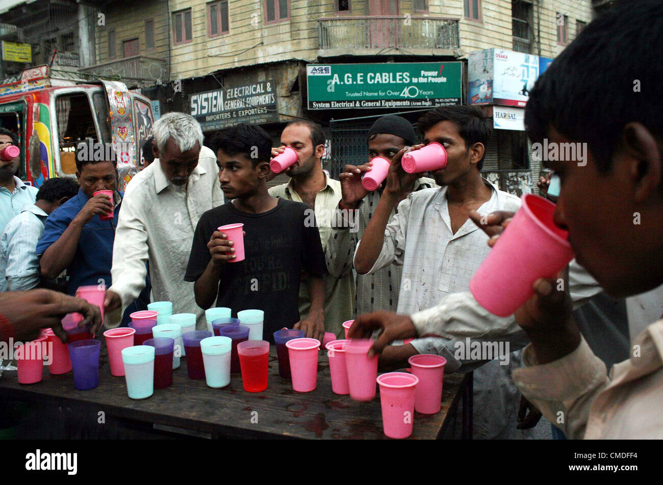 Gläubigen Muslime ihr Fasten brechen während Iftari (schnelle Mahlzeit brechen) des Heiligen Monats Ramadan-Ul-Mubarak bei Burns Road in Karachi auf Dienstag, 24. Juli 2012. Stockfoto