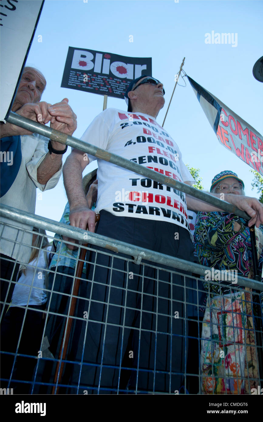 24. Juli 2012. London UK. Anti-Kriegs-Demonstranten vor Central Hall Westminster während einer Demonstration gegen Tony Blair teilt, die eine Plattform mit dem Erzbischof von Canterbury Rowan Williams. Die Demonstranten mit Plakaten verurteilte ehemalige britische Premierminister Tony Blair für die Entsendung von Truppen des Kriegs im Irak 2003 beitreten. Stockfoto