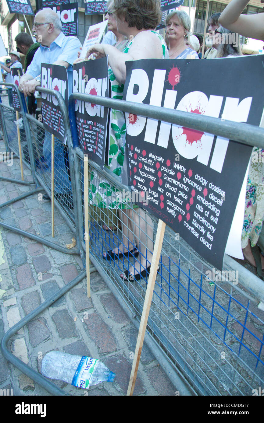 24. Juli 2012. London UK. Anti-Kriegs-Demonstranten vor Central Hall Westminster während einer Demonstration gegen Tony Blair teilt, die eine Plattform mit dem Erzbischof von Canterbury Rowan Williams. Die Demonstranten mit Plakaten verurteilte ehemalige britische Premierminister Tony Blair für die Entsendung von Truppen des Kriegs im Irak 2003 beitreten. Stockfoto