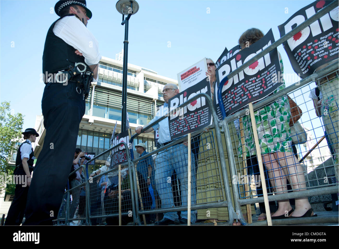 24. Juli 2012. London UK. Anti-Kriegs-Demonstranten vor Central Hall Westminster während einer Demonstration gegen Tony Blair teilt, die eine Plattform mit dem Erzbischof von Canterbury Rowan Williams. Die Demonstranten mit Plakaten Kündigung ehemaligen britischen Premierminister MinisterTony Blair für die Entsendung von Truppen des Kriegs im Irak 2003 beitreten. Stockfoto
