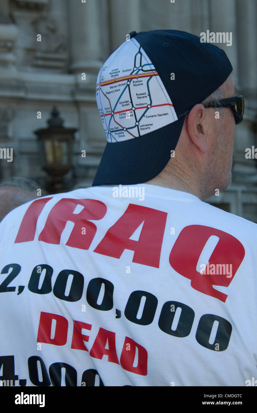 24. Juli 2012. London UK. Anti-Kriegs-Demonstranten vor Central Hall Westminster während einer Demonstration gegen Tony Blair teilt, die eine Plattform mit dem Erzbischof von Canterbury Rowan Williams. Die Demonstranten mit Plakaten verurteilte ehemalige britische Premierminister Tony Blair für die Entsendung von Truppen des Kriegs im Irak 2003 beitreten. Stockfoto