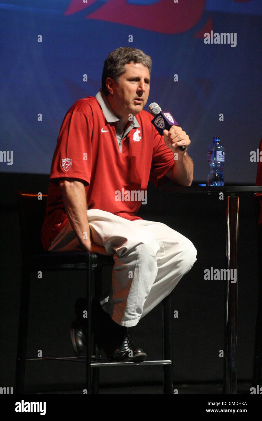 24. Juli 2012 - Hollywood, CA, USA - 24. Juli 2012; Mike Leach von Washington State spricht zu den Medien über die neuesten kommenden College Football Saison an der 2012 Pac-12 Fußball-Medientag im Gibson Amphitheater, Hollywood CA. (Credit-Bild: © Paul Lane/ZUMAPRESS.com) Stockfoto