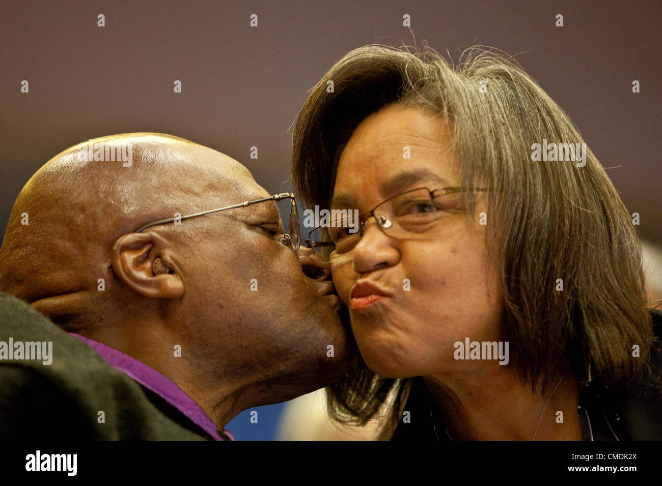 CAPE TOWN, Südafrika – 24 Juli: Erzbischof Emeritus Desmond Tutu Aktien ein Kuss mit Bürgermeister Patricia de Lille während eines Banketts bei der Vorstellung des Projekts "Ubuntu in the Home" am 24. Juli 2012 in Cape Town, South Africa. Tutu wurde auch seinem 57. Hochzeitstag Frau Leah feiern. (Foto von Gallo Images / Zeit / Halden Krog) Stockfoto