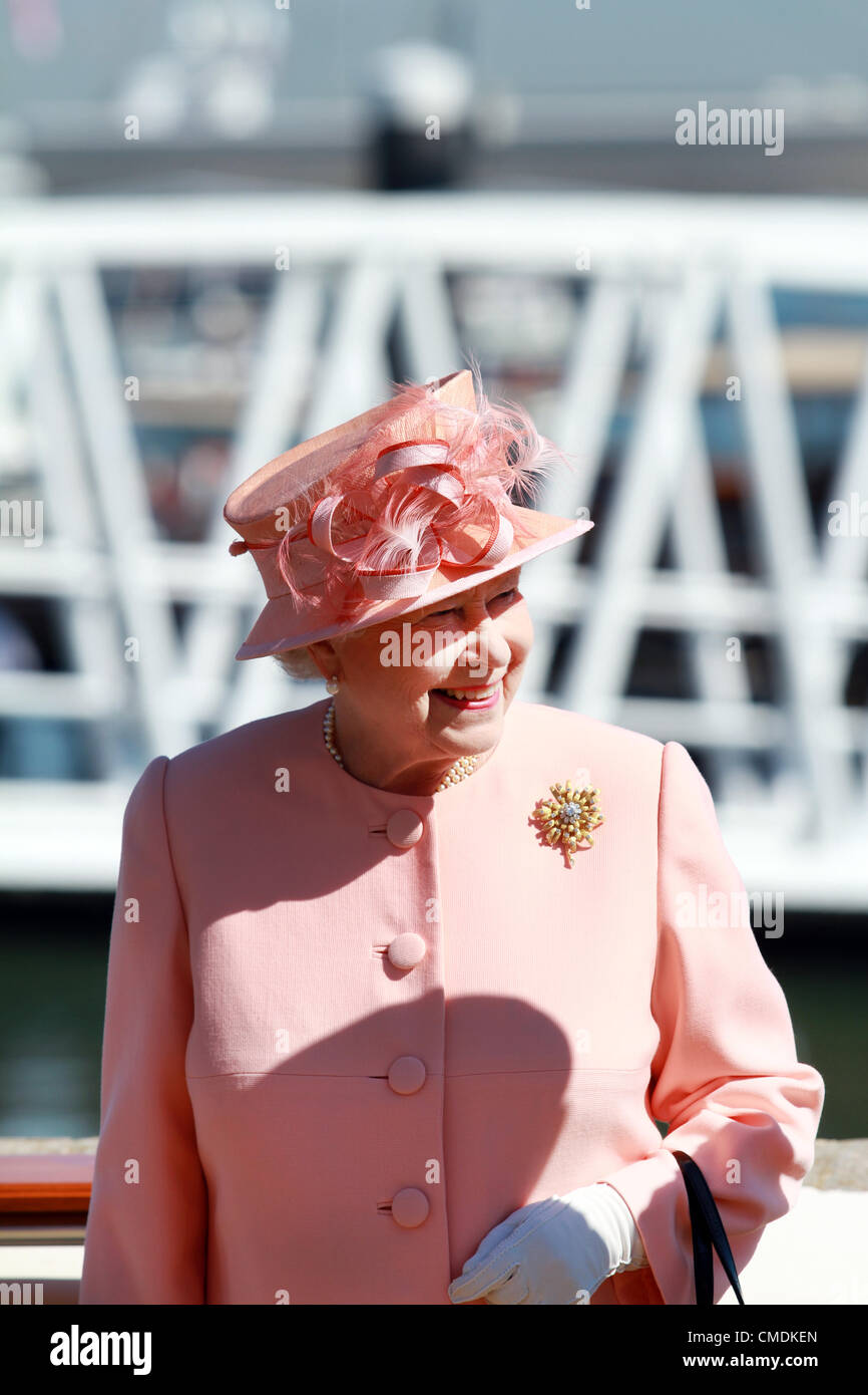 25. Juli 2012 Cowes, UK. Königin Elizabeth II. besucht Cowes, Isle Of Wight am letzten Tag ihrer Diamond Jubilee Tour des Vereinigten Königreichs.  Die Königin bereitet sich auf eine Gedenktafel zur Erinnerung an ihren Besuch und vor der offiziellen Eröffnung Cowes RNLI-station zu enthüllen. Bildnachweis: Darren Toogood / Alamy Live News Stockfoto