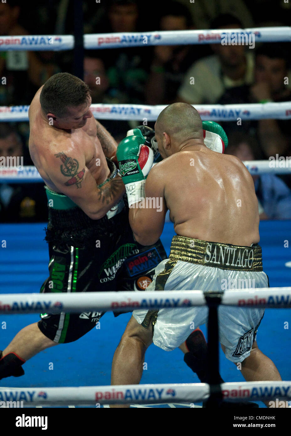 25.07.2012 Perth, Australien.  Danny Green verbindet mit einer oberen schneiden während dem Kampf im Halbschwergewicht aus 10 Runden zwischen Danny Green und Danny Santiago aus dem Challenge-Stadion. Stockfoto