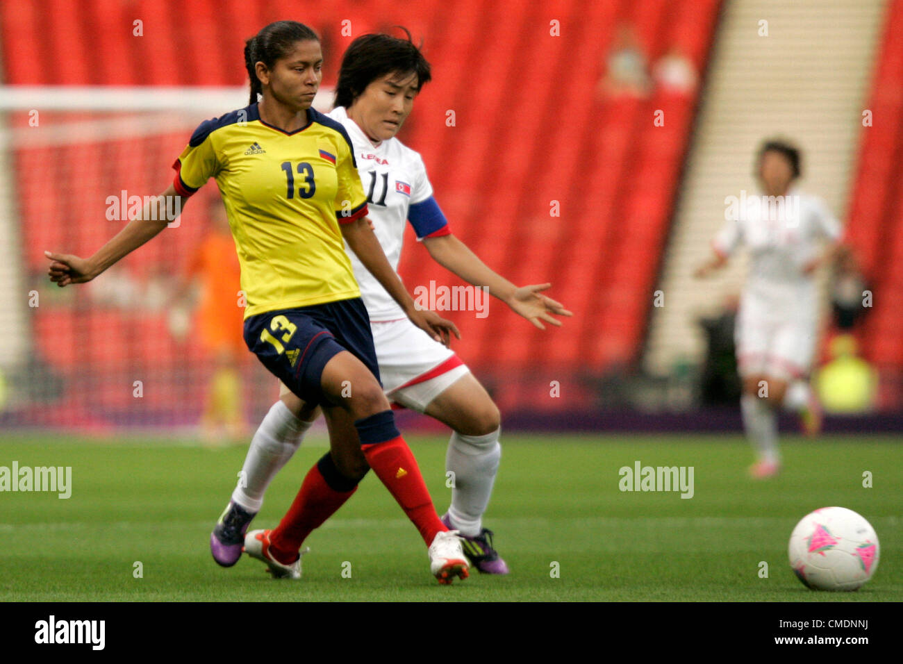 25.07.2012 Glasgow, Schottland. 13 Yulieth Domínguez und 11 Kim Chung-Sim in Aktion während des Olympischen Fußball-Frauen vorläufige Spiel zwischen Kolumbien und Korea vom Hampden Park. Das Spiel startete 1 Stunde zu spät, wenn in Fehler die südkoreanische Flagge gehisst wurde. Stockfoto