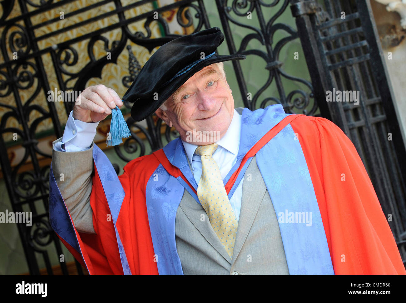 Brighton, UK. 26.07.2012. TV- und Radio-Moderatorin Zoe Ball beschrieben ihres Vaters, Sender Johnny Ball, als "der beste Papa der Welt", wie er erhielt und honorary Doctor of Science von der University of Brighton. Zoe war in das Publikum an der Brighton Dome heute (26 Juli) als Johnny für seine Arbeit im popularisieren Wissenschaft und Mathematik promoviert wurde. Zoe, sagte: "Papa ist so brillant und clever und es ist toll, er sollte geehrt werden von dieser Universität... mein Mann Norman (Fatboy Slim) war ein Schüler hier, so ist die Art in der Familie. Hoffentlich bekomme ich ein Student hier eines Tages sein. Stockfoto