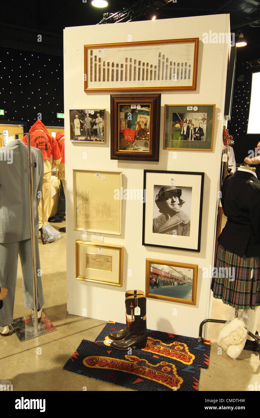 Leeds, UK. 26. Juli 2012. Sir Jimmy Savile Fotos Zeichnungen Kunst Erinnerungsstücke auf der Messe in Leeds vor versteigert im Royal Armories Leeds am 30. Juli 2012. Stockfoto