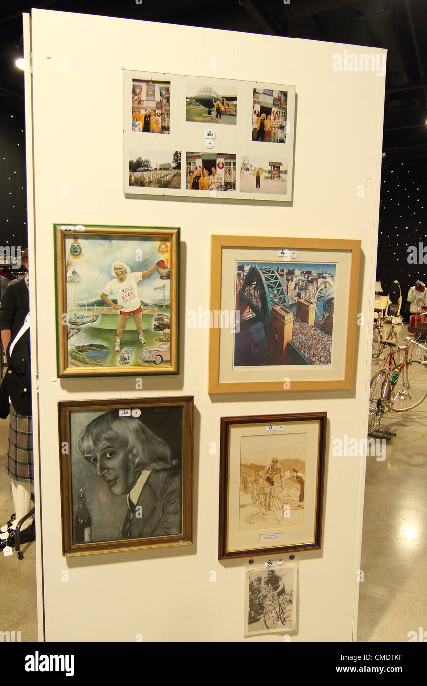 Leeds, UK. 26. Juli 2012. Sir Jimmy Savile Fotos Kunst Zeichnungen auf der Messe in Leeds vor versteigert im Royal Armouries Leeds am 30. Juli 2012. Stockfoto