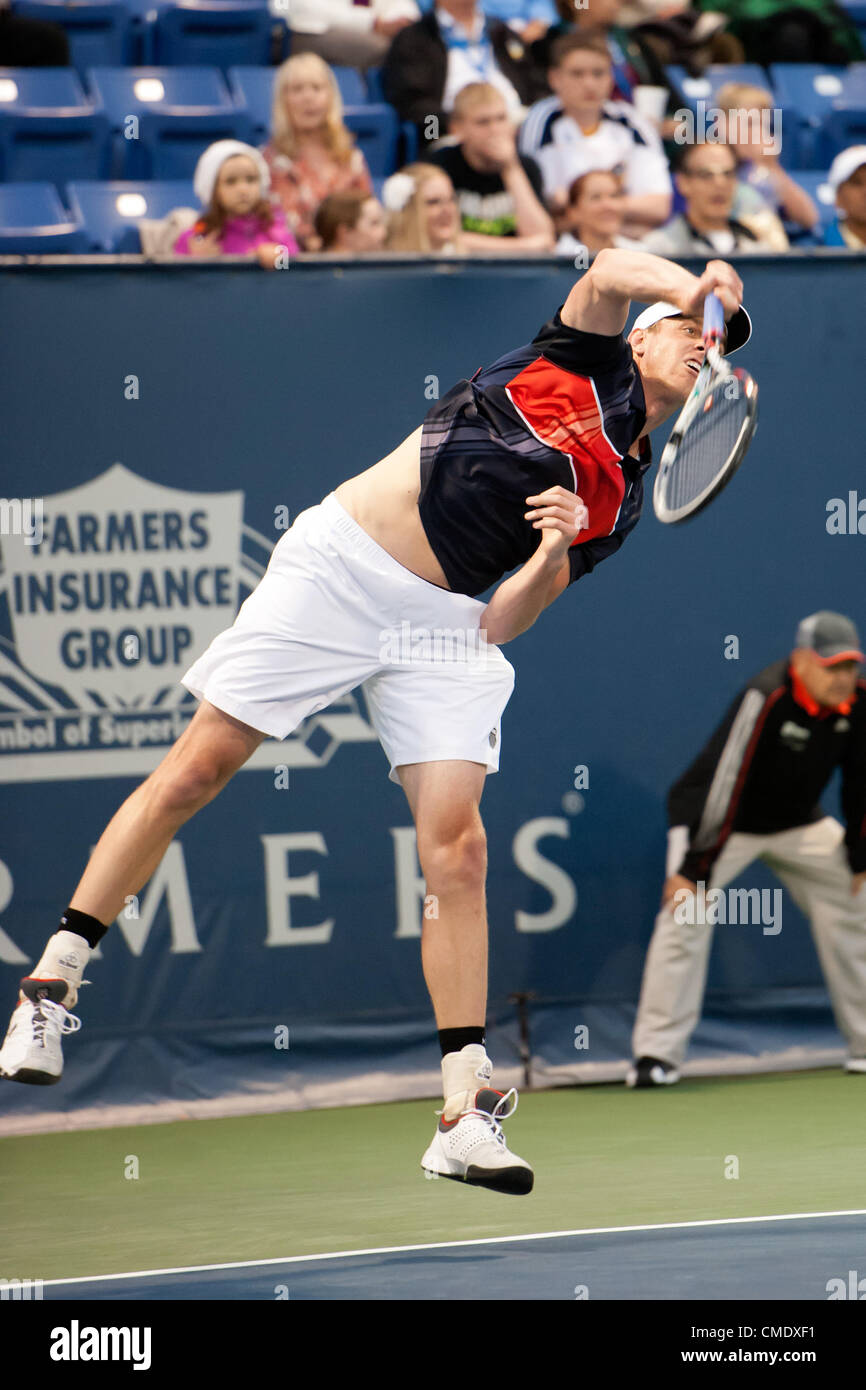 LOS ANGELES, CA - 25 Juli: Sam Querreys dienen bei Tag3 des Bauern Classic präsentiert von Mercedes-Benz im LA Tennis Center am 25. Juli 2012 in Los Angeles, Kalifornien. Stockfoto