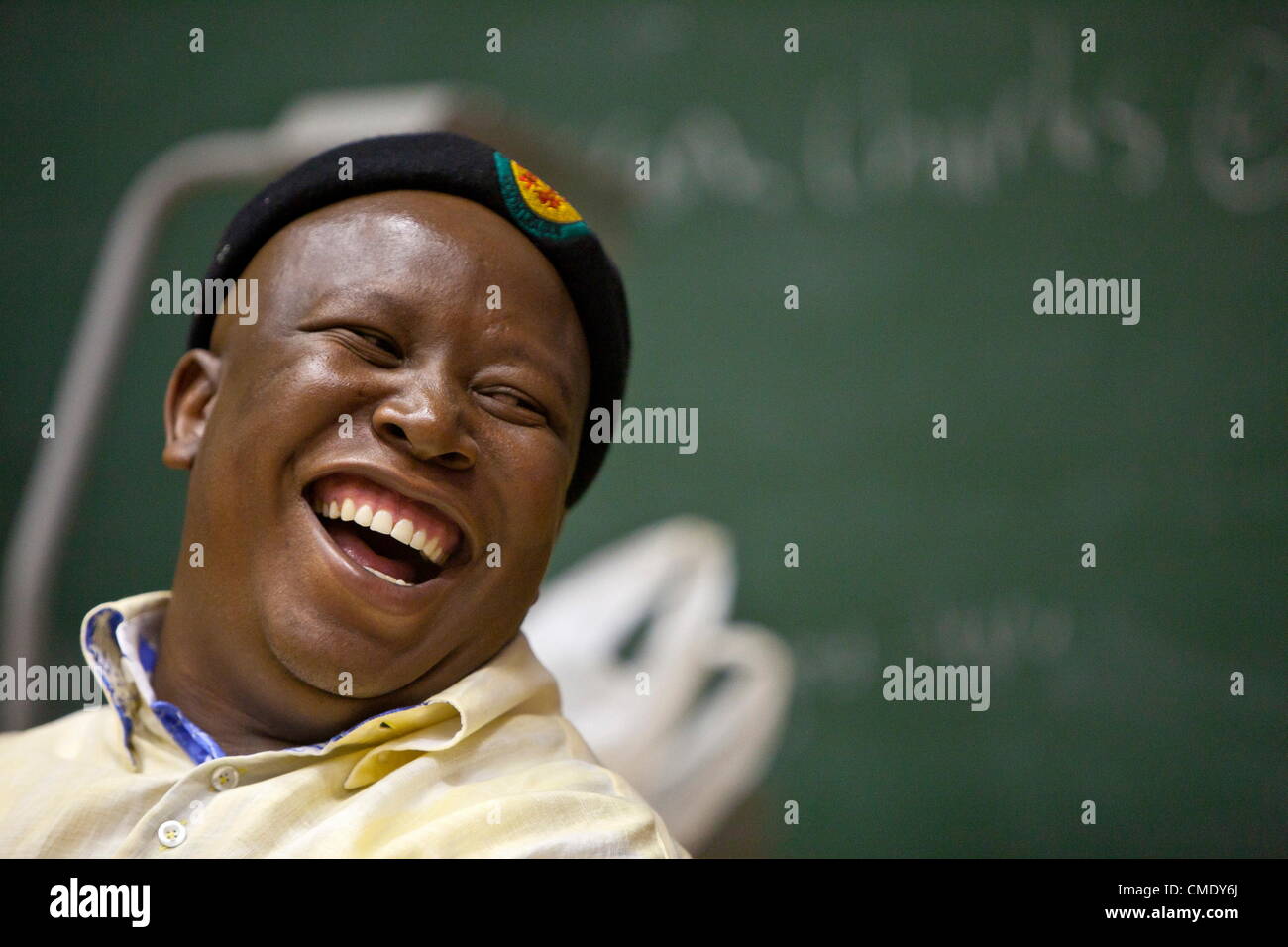 CAPE TOWN, SOUTH AFRICA: vertrieben ANC Youth League Führer Julius Malema lacht während seines Vortrags über das Leben von Nelson Mandela am 26. Juli 2012 auf der Cape Peninsula University of Technology in Cape Town, Südafrika. (Foto von Gallo Images / Zeit / Halden Krog) Stockfoto