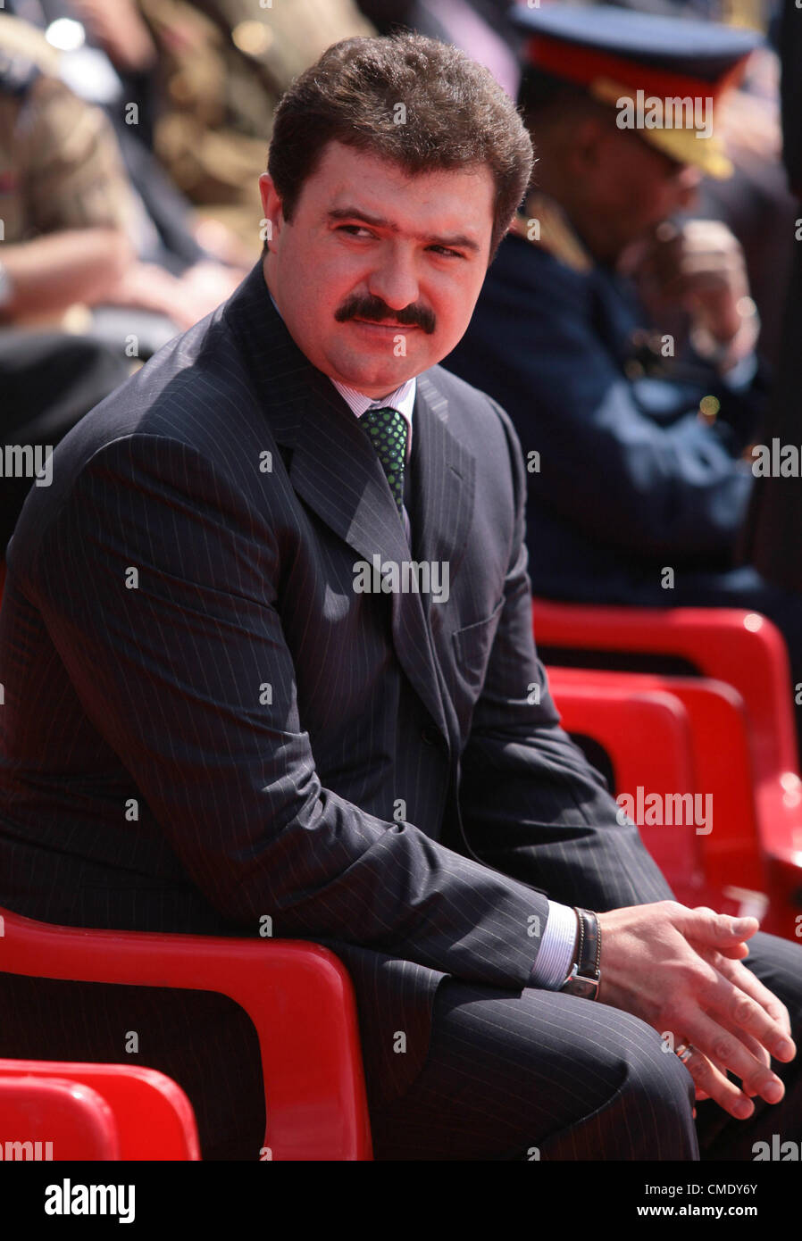 19. Mai 2009 - Minsk, Russland - verschiedene Sorurces in Belarus zu berichten, dass Präsident von Belarus Alexander Lukashenko geht um Kontrolle über des Landes wiederanpassend Ministerium stärken dadurch sicher, dass sein ältester Sohn Viktor Lukashenko (Lukaschenko) Kontrolle von Belarus des Innenministeriums übernehmen. Es wird berichtet, dass von entscheidender Bedeutung jetzt für Präsident Alexander Lukashenko als das Land Parlamentswahlen im September 2012 konfrontiert ist... im Bild: Assistent des Präsidenten von Belarus für National Security Affairs Viktor Lukashenko (C) zusammen mit den anderen Belarus militärischen Befehl Stockfoto
