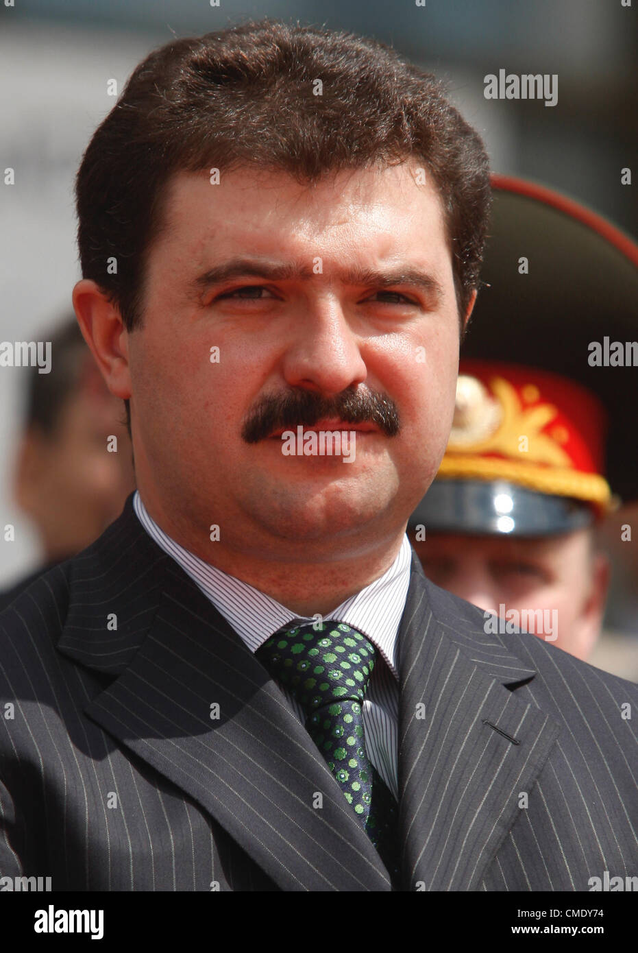 19. Mai 2009 - Minsk, Russland - verschiedene Sorurces in Belarus zu berichten, dass Präsident von Belarus Alexander Lukashenko geht um Kontrolle über des Landes wiederanpassend Ministerium stärken dadurch sicher, dass sein ältester Sohn Viktor Lukashenko (Lukaschenko) Kontrolle von Belarus des Innenministeriums übernehmen. Es wird berichtet, dass von entscheidender Bedeutung jetzt für Präsident Alexander Lukashenko als das Land Parlamentswahlen im September 2012 konfrontiert ist... im Bild: Assistent des Präsidenten von Belarus für National Security Affairs Viktor Lukashenko (C) zusammen mit den anderen Belarus militärischen Befehl Stockfoto