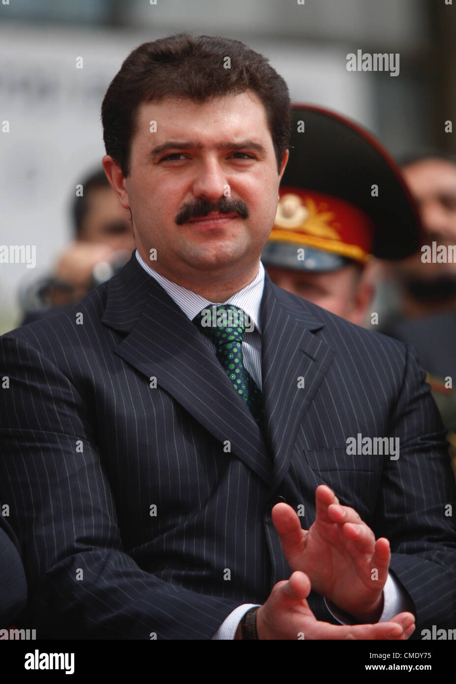 19. Mai 2009 - Minsk, Russland - verschiedene Sorurces in Belarus zu berichten, dass Präsident von Belarus Alexander Lukashenko geht um Kontrolle über des Landes wiederanpassend Ministerium stärken dadurch sicher, dass sein ältester Sohn Viktor Lukashenko (Lukaschenko) Kontrolle von Belarus des Innenministeriums übernehmen. Es wird berichtet, dass von entscheidender Bedeutung jetzt für Präsident Alexander Lukashenko als das Land Parlamentswahlen im September 2012 konfrontiert ist... im Bild: Assistent des Präsidenten von Belarus für National Security Affairs Viktor Lukashenko (C) zusammen mit den anderen Belarus militärischen Befehl Stockfoto