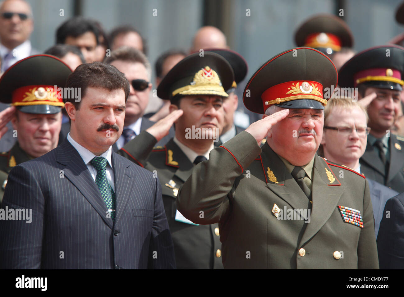 19. Mai 2009 - Minsk, Russland - verschiedene Sorurces in Belarus zu berichten, dass Präsident von Belarus Alexander Lukashenko geht um Kontrolle über des Landes wiederanpassend Ministerium stärken dadurch sicher, dass sein ältester Sohn Viktor Lukashenko (Lukaschenko) Kontrolle von Belarus des Innenministeriums übernehmen. Es wird berichtet, dass von entscheidender Bedeutung jetzt für Präsident Alexander Lukashenko als das Land Parlamentswahlen im September 2012 konfrontiert ist... im Bild: Assistent des Präsidenten von Belarus für National Security Affairs Viktor Lukaschenko (l) zusammen mit den anderen Belarus militärischen Befehl Stockfoto