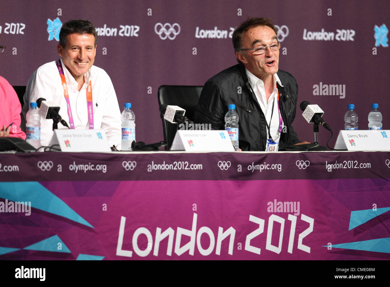 SEB COLE & DANNY BOYLE Vorsitzender des LOCOG & Direktor der Öffnung Zeremonie LONDON 2012 Olympische Spiele Pressekonferenz für Öffnung Zeremonie LONDON, STRATFORD, ENGLAND 27. Juli 2012 DIC8052 Credit: ALLSTAR-Bildarchiv / Alamy Live News Stockfoto