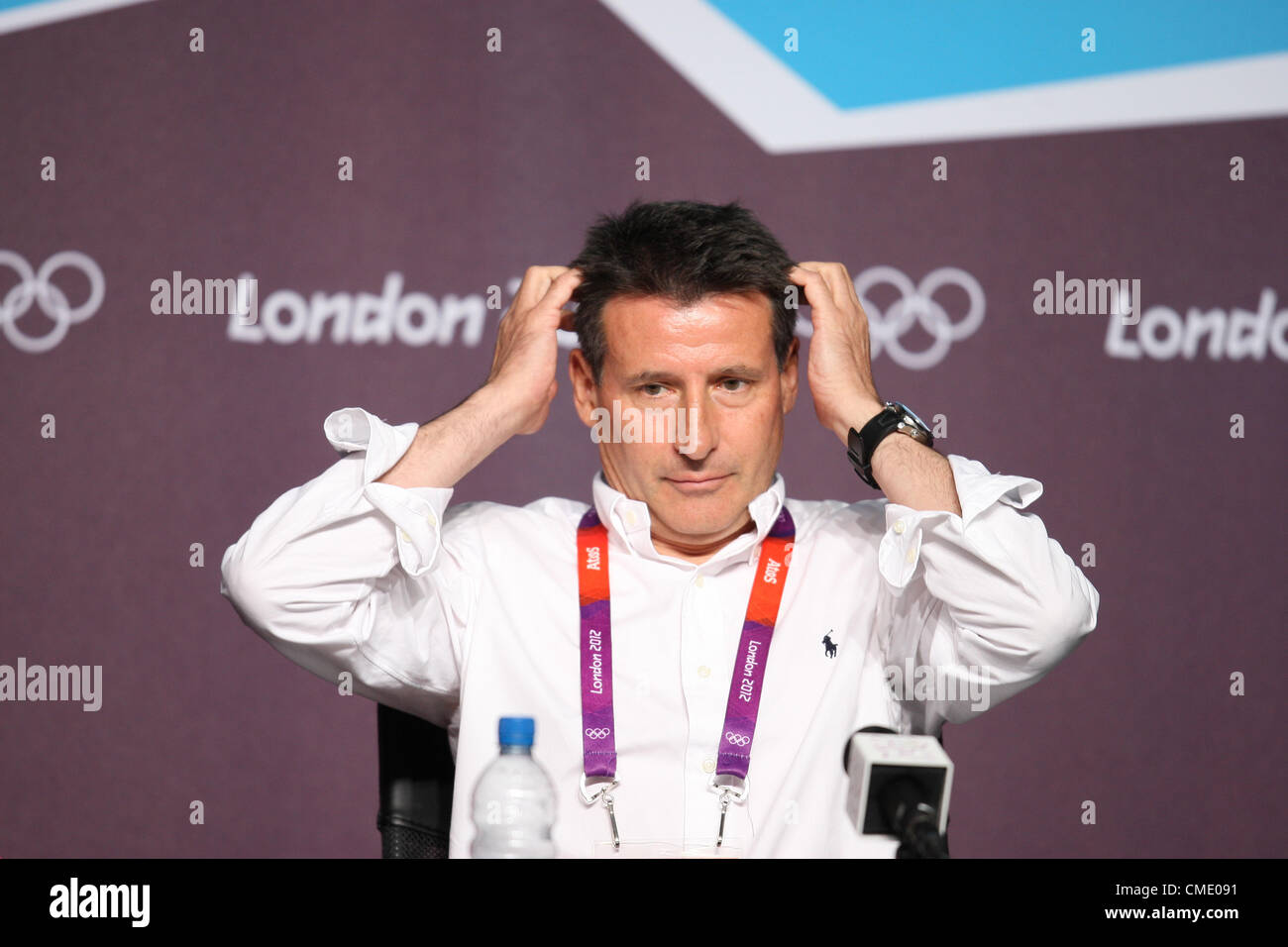 SEB COLE Vorsitzender des LOCOG LONDON 2012 Olympische Spiele Pressekonferenz für Öffnung Zeremonie LONDON, STRATFORD, ENGLAND 27. Juli 2012 DIC8058 Credit: ALLSTAR-Bildarchiv / Alamy Live News Stockfoto