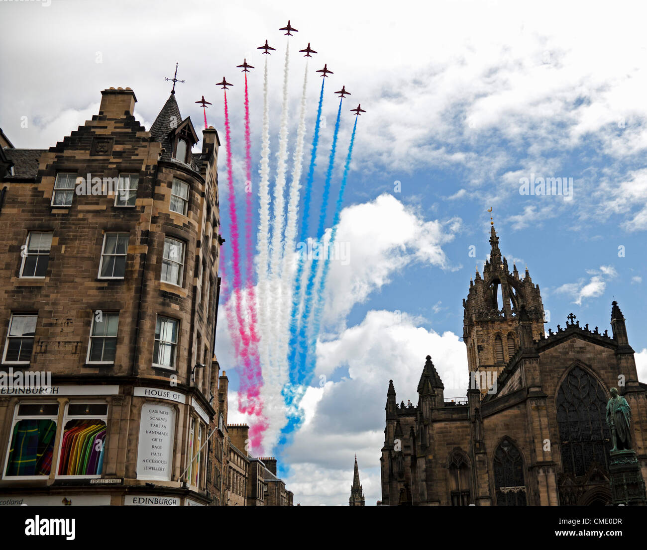 27. Juli 2012, Edinburgh, Schottland, Red Arrows flypast über der St Giles Cathedral, Royal Mile um 12.33 Uhr, um den Eröffnungstag der Olympischen Spiele 2012 zu feiern. Stockfoto