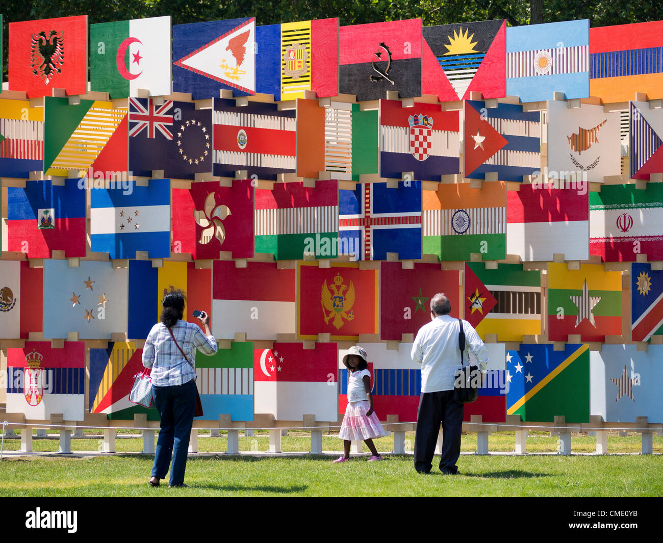 London, UK. 26. Juli 2012. Flaggen aller Nationen in Parliament Square während der Olympischen Spiele 3 Stockfoto