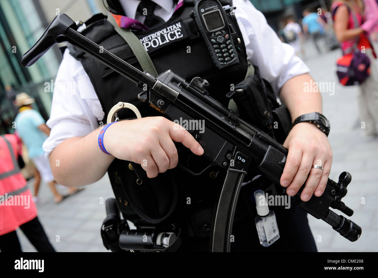 27. Juli 2012. London England.  Ein Polizist mit einem Maschinengewehr und Bullet Proof Weste Patrouillen in der Nähe der olympic Park in London, Vereinigtes Königreich, 27. Juli 2012. Stockfoto