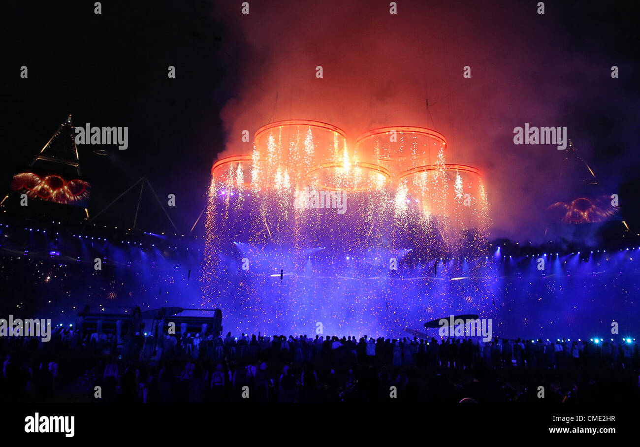 27.07.2012. London England.  Künstler auftreten wie die Olympischen Ringe über das Stadion während der Eröffnungsfeier der 2012 Olympischen Spiele in London, London, Großbritannien, 27. Juli 2012 gesehen werden. Die Olympischen Sommerspiele 2012 wird in London vom 27. Juli bis 12. August 2012 stattfinden. Stockfoto