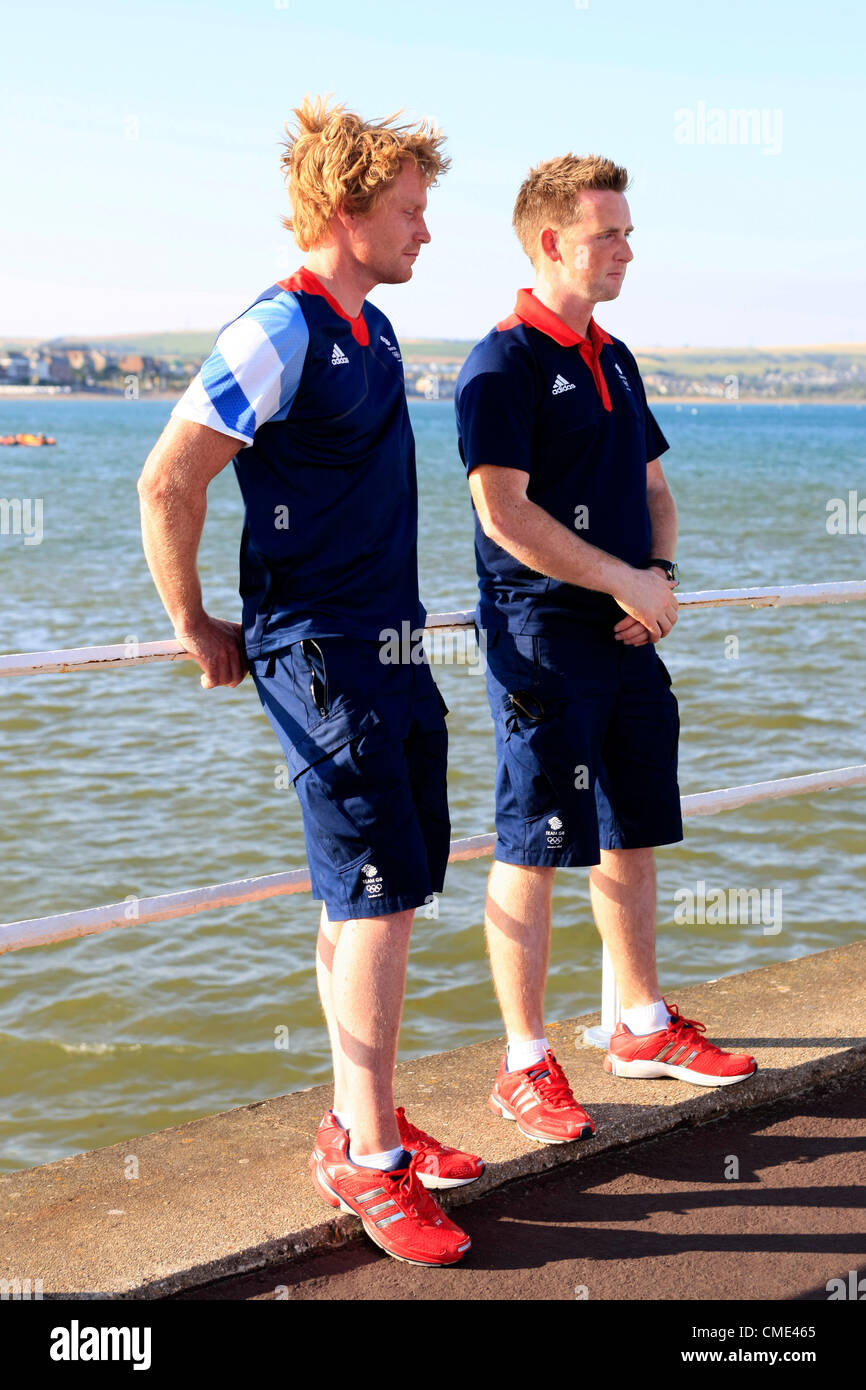 Stevie Morrison (R) und Ben Rhodes Team GB im Olympic Sailing Event in Weymouth im Laufe des Eröffnungsabends der Olympischen Spiele Stockfoto