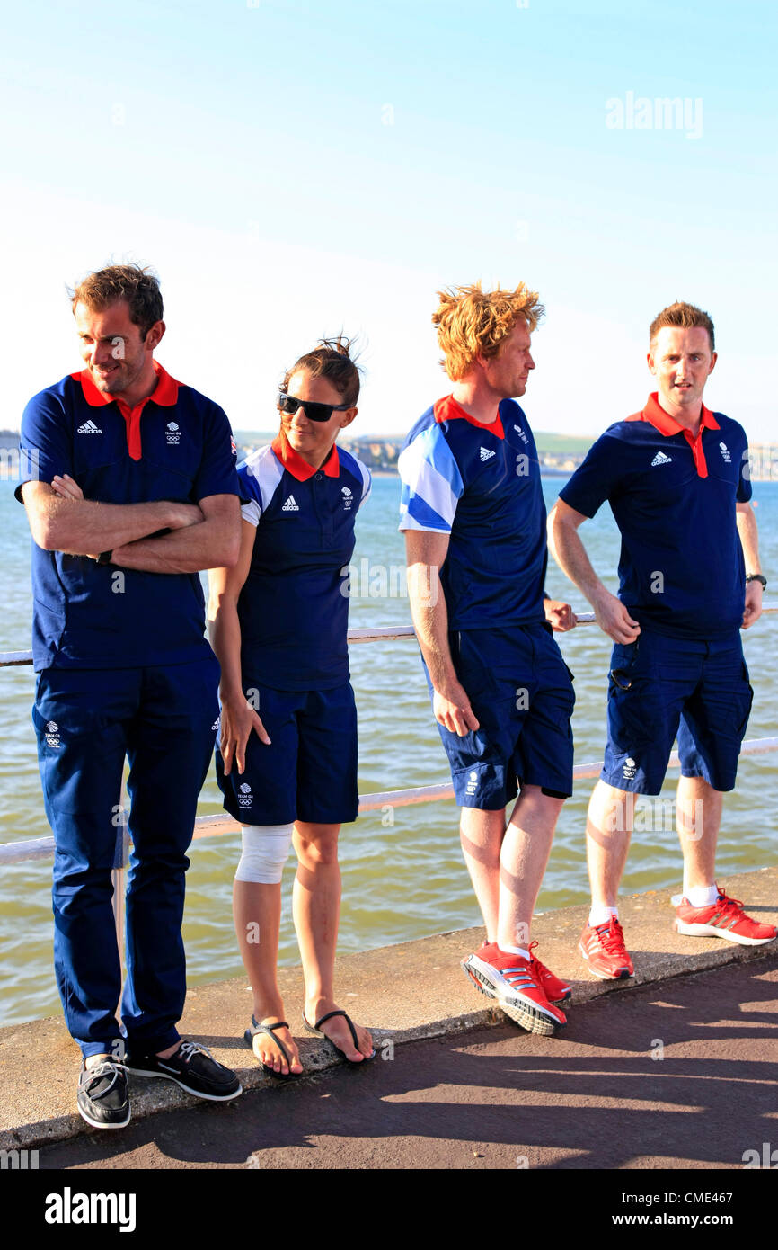 (L-R) Paul Goodison, Bryony Shaw, Ben Rhodes, Stevie Morrison Team GB im Olympic Sailing Event in Weymouth im Laufe des Eröffnungsabends der Olympischen Spiele Stockfoto