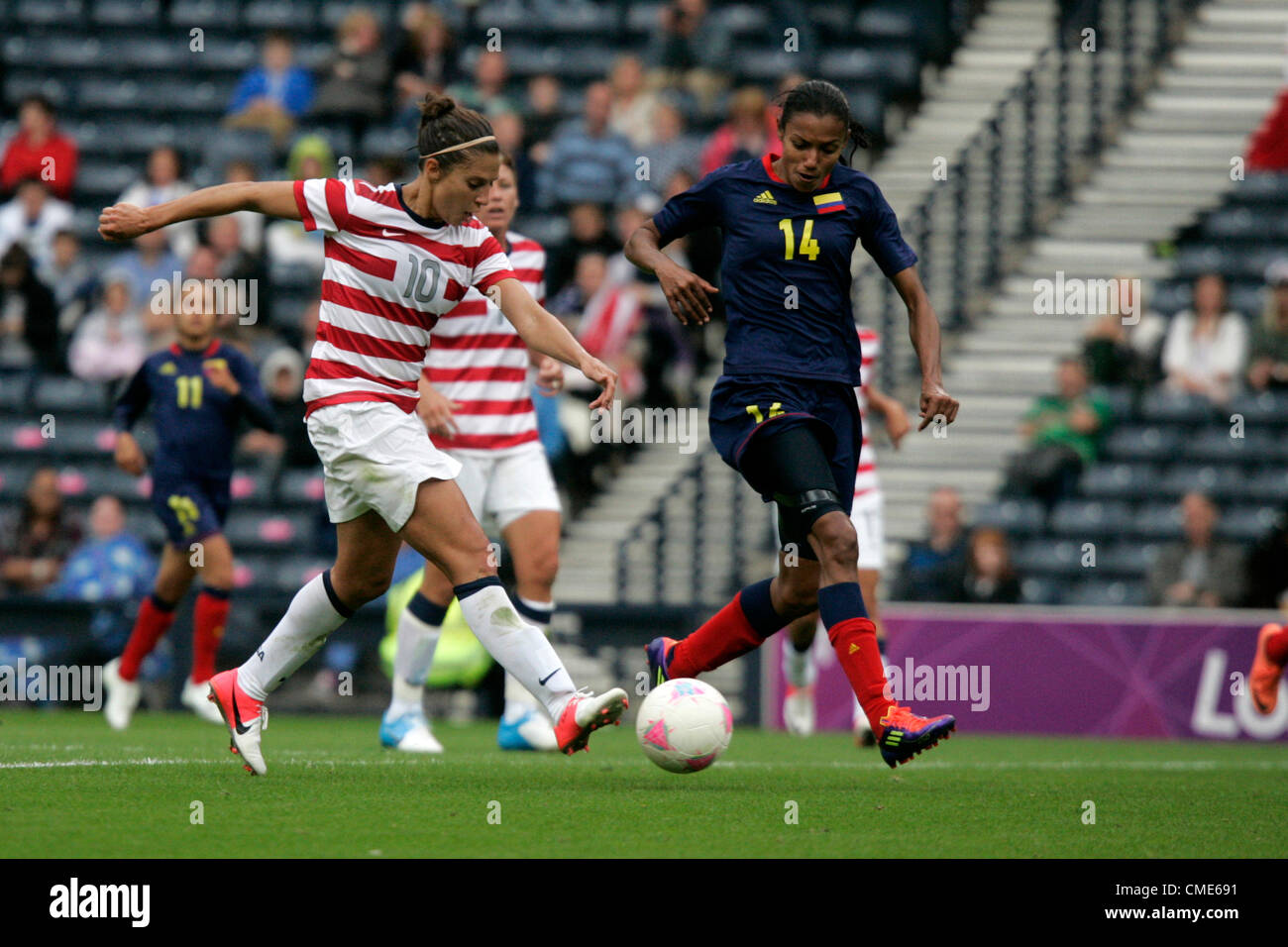 28.07.2012 Glasgow, Schottland. 10 Carli Lloyd bekommt USAs 3. Ziel während der Olympischen Fußball-Frauen vorläufige Spiel zwischen USA und Kolumbien vom Hampden Park. Stockfoto