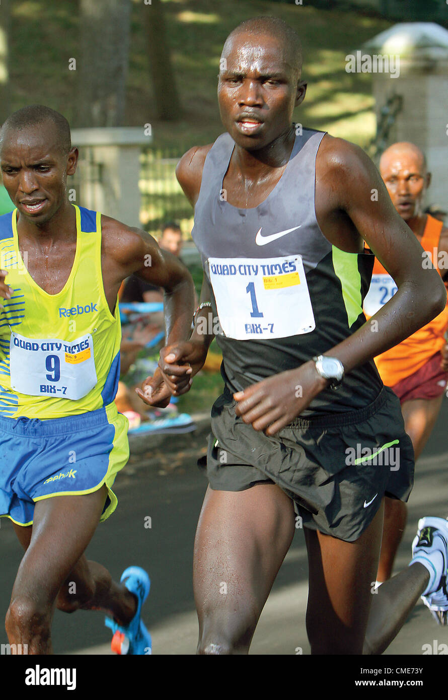 28. Juli 2012 - beginnt Iowa, USA - Titelverteidiger Silas Kipruto aus Kenia, weiter entlang McClellan Blvd, Samstag, 28. Juli 2012, während der 38. Ausführung der Quad City Times BIX 7 Straßenrennen zu ziehen. (Kredit-Bild: © John Schultz/Quad-Stadt Times/ZUMAPRESS.com) Stockfoto