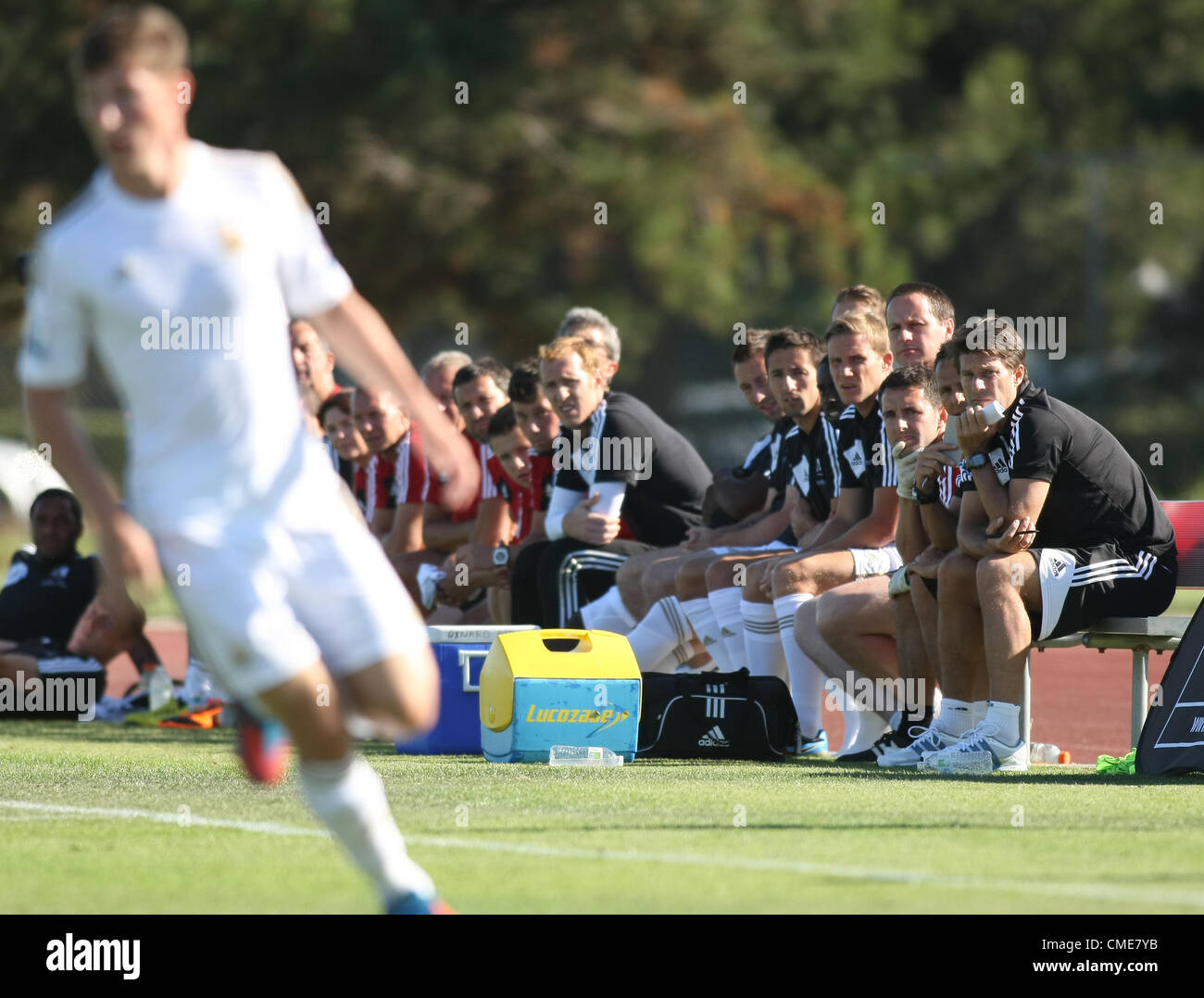 MICHAEL LAUDRUP setzte sich auf die BEN SWANSEA CITY AFC MANAGER OXNARD Kalifornien USA 28. Juli 2012 Stockfoto