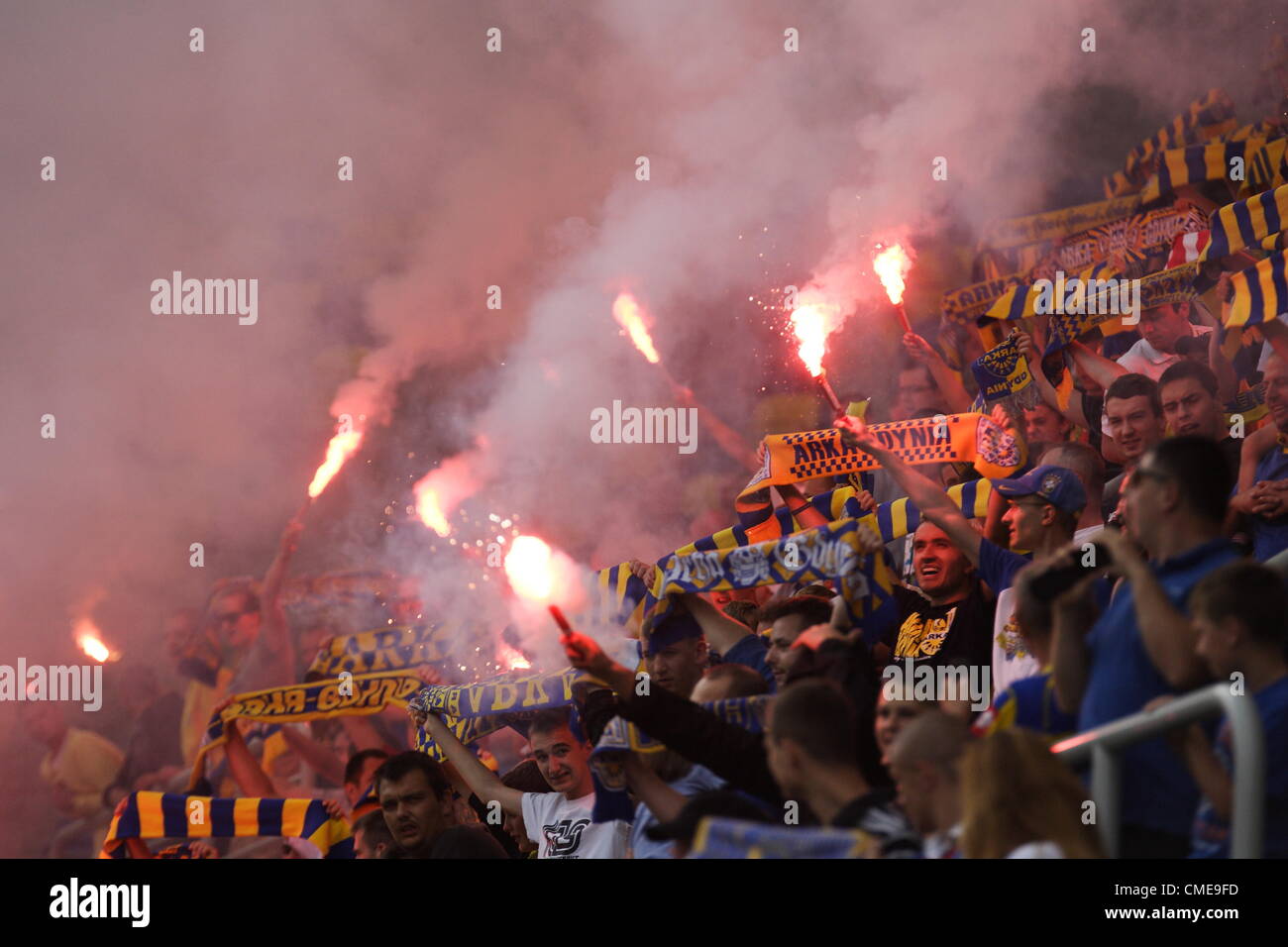 Gdynia, Polen Sonntag 29. Juli 2012 Arka Gdynia Fußballfans verwenden Fackeln bei Arka Gdynia polnischen 1. Liga Fußball team Präsentation. Arka Gdynia-Präsentation vor der 1. Liga-Inauguartion auf das Gdynia-City-Stadion. Stockfoto