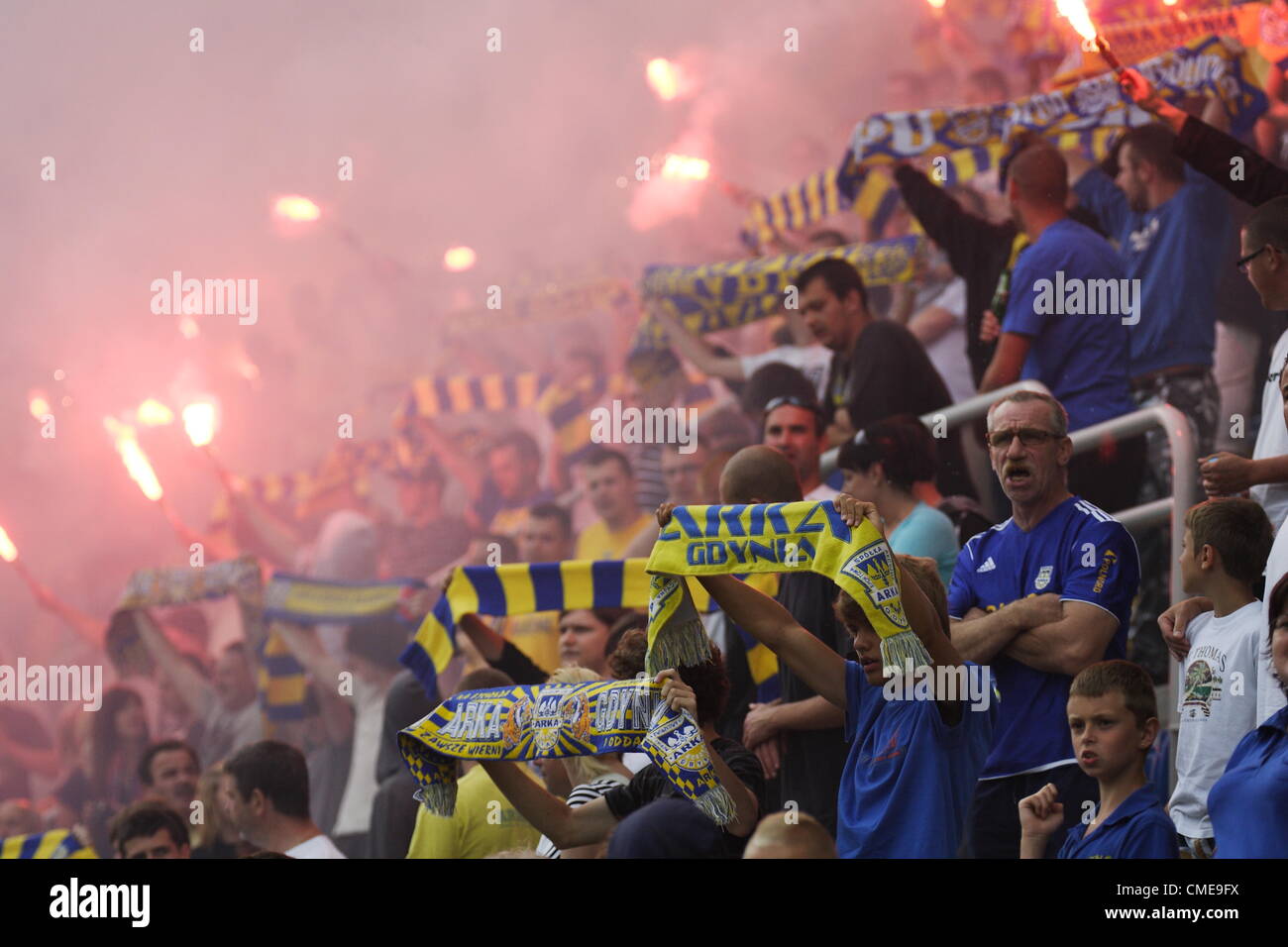 Gdynia, Polen Sonntag 29. Juli 2012 Arka Gdynia Fußballfans verwenden Fackeln bei Arka Gdynia polnischen 1. Liga Fußball team Präsentation. Arka Gdynia-Präsentation vor der 1. Liga-Inauguartion auf das Gdynia-City-Stadion. Stockfoto