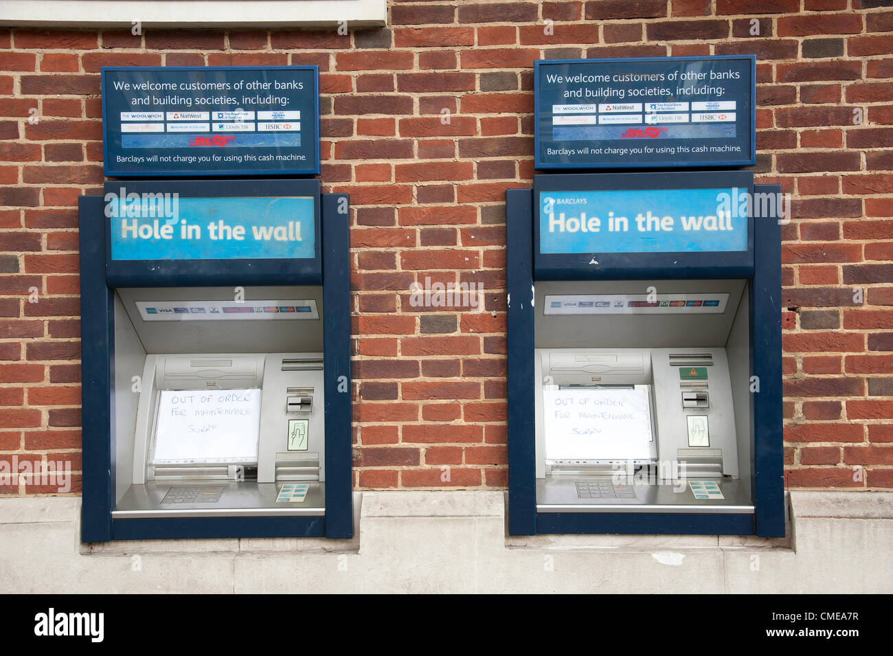 Barclays Bank im Stadtzentrum von Winchester hatte alle ATM Maschinen Herunterfahren abdecken Geldautomaten mit einem "out of Order leid"-Zeichen. Winchester Hampshire England UK Stockfoto