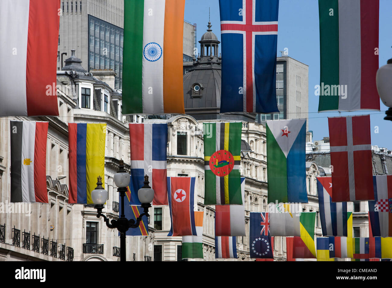 LONDON, 28. Juli 2012. Olympische Fahnen hängen in der Regent Street. London 2012. Stockfoto